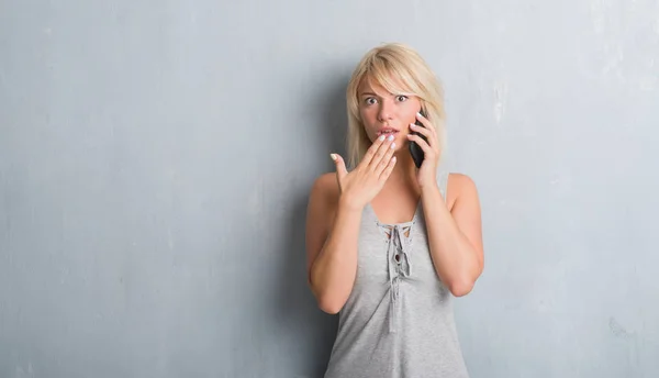 Erwachsene Kaukasische Frau Über Grunge Grauer Wand Die Telefon Spricht — Stockfoto
