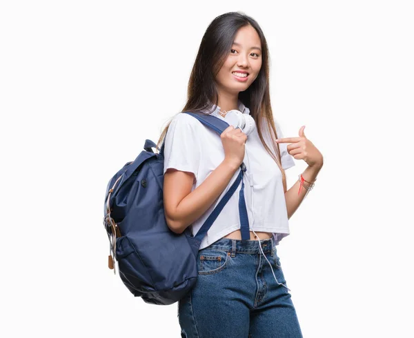 Jonge Aziatische Vrouw Rugzak Hoofdtelefoon Dragen Geïsoleerde Achtergrond Met Verrassing — Stockfoto