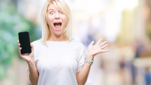 Young Beautiful Blonde Woman Showing Screen Smartphone Isolated Background Very — Stock Photo, Image