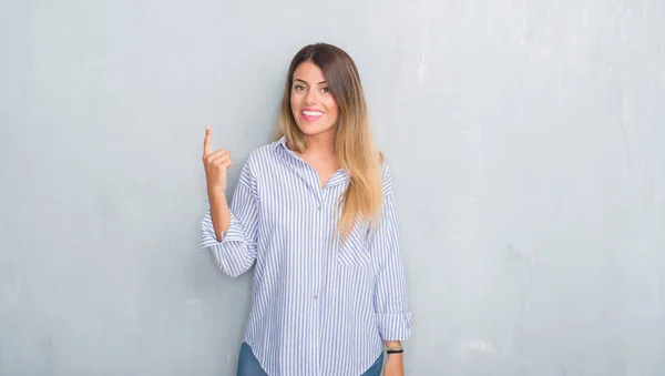 Mujer Adulta Joven Sobre Pared Grunge Gris Con Ropa Negocios —  Fotos de Stock