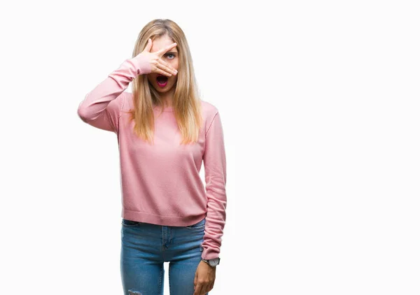 Joven Hermosa Mujer Rubia Vistiendo Suéter Invierno Rosa Sobre Fondo — Foto de Stock