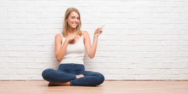 Mulher Bonita Sentada Chão Casa Sorrindo Olhando Para Câmera Apontando — Fotografia de Stock