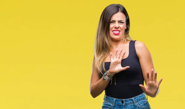 Jovem Bela Mulher Sobre Fundo Isolado Expressão Enojada Descontente Temeroso — Fotografia de Stock