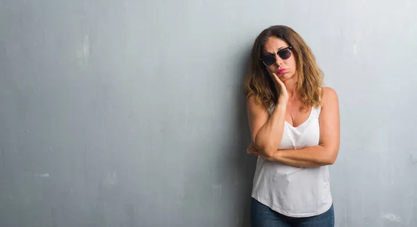 Mujer Hispana Mediana Edad Sobre Pared Gris Con Gafas Sol —  Fotos de Stock