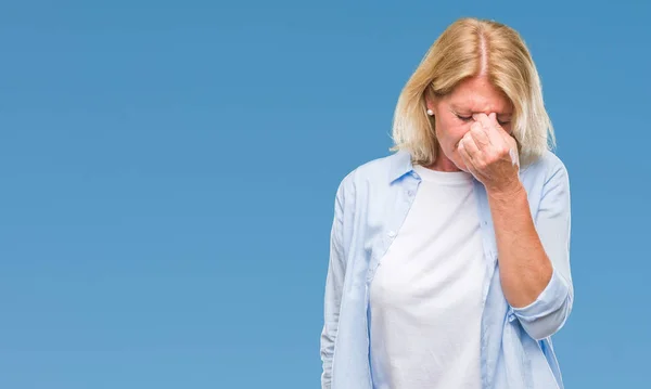 Blonde Vrouw Van Middelbare Leeftijd Geïsoleerde Achtergrond Moe Wrijven Neus — Stockfoto