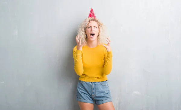 Mujer Rubia Joven Sobre Pared Gris Grunge Usando Sombrero Cumpleaños —  Fotos de Stock