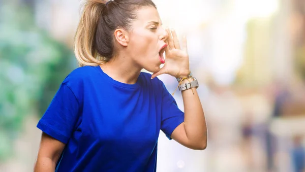 Giovane Bella Donna Indossa Casual Shirt Blu Sfondo Isolato Urlando — Foto Stock