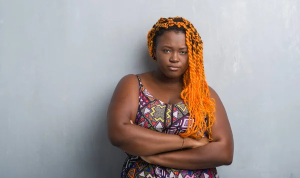 Jeune Femme Afro Américaine Dessus Mur Gris Grunge Portant Des — Photo