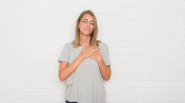 Hermosa Mujer Joven Sobre Pared Ladrillo Blanco Sonriendo Con Las —  Fotos de Stock