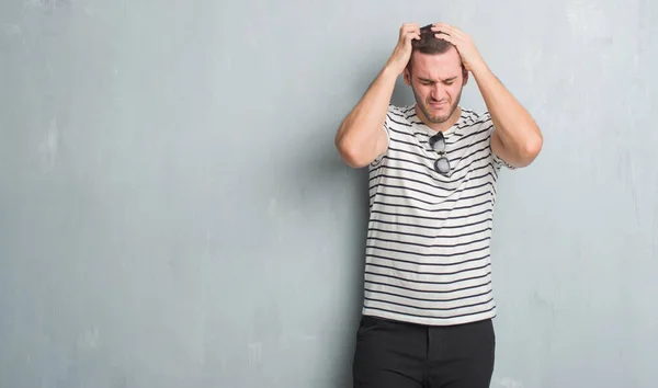 Çünkü Çaresiz Stresli Baş Ağrısı Acı Gri Grunge Duvarın Üzerinden — Stok fotoğraf
