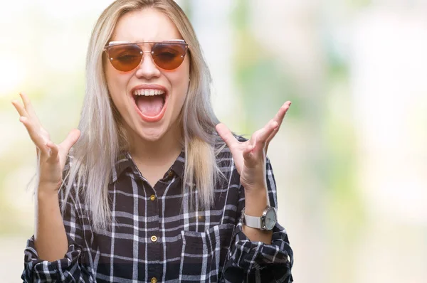 Mladá Blond Žena Nosí Sluneční Brýle Izolované Pozadí Slaví Mad — Stock fotografie
