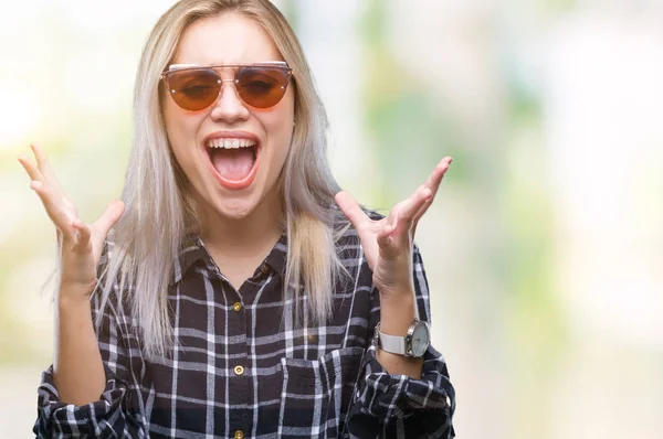 Jonge Blonde Vrouw Dragen Van Een Zonnebril Geïsoleerde Achtergrond Vieren — Stockfoto