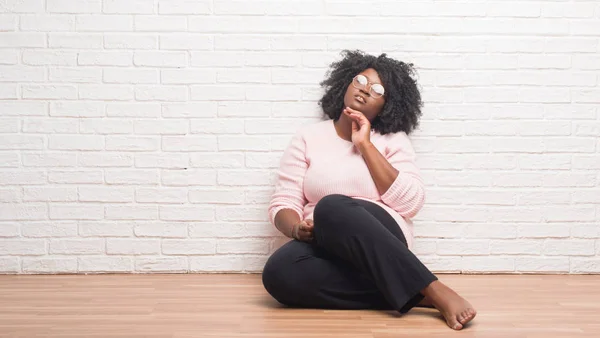 Young African American Woman Sitting Floor Home Hand Chin Thinking — Stock Photo, Image