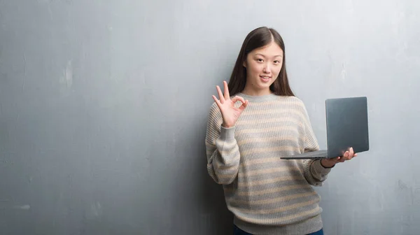 Joven Mujer China Sobre Pared Gris Usando Computadora Portátil Haciendo —  Fotos de Stock