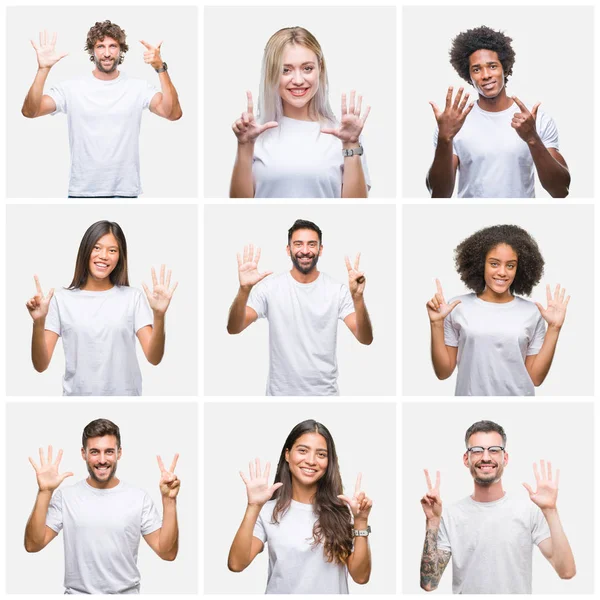Kolaj Grup gösterilen ve parmakları ile işaret izole arka plan üzerinde rahat beyaz t-shirt giyen insan kendinden emin ve mutlu gülümseyerek süre yedi numara.