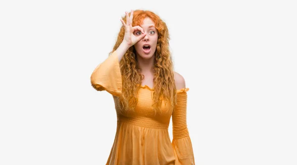 のジェスチャーを行う若い赤毛の女性は 驚いた顔で 指を通して見る目ショックを受けた 疑うような式 — ストック写真
