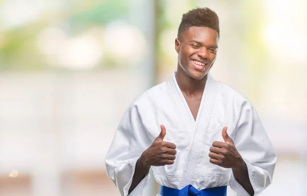 Unga Afroamerikanska Mannen Över Isolerade Bakgrunden Iklädd Kimono Framgång Tecken — Stockfoto