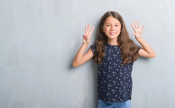 Junge Hispanische Kind Über Grunge Grauen Wand Zeigt Und Zeigt — Stockfoto