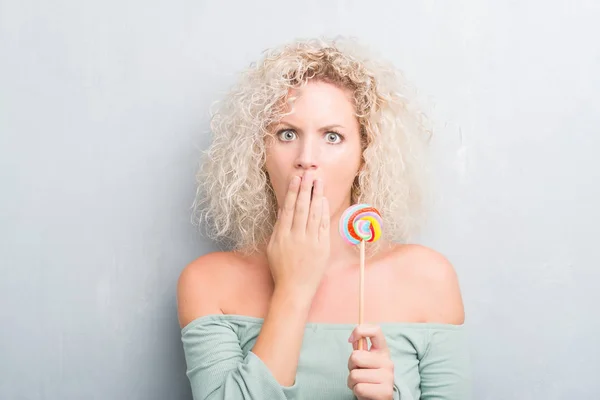 Sarışın Genç Kadın Candy Lolipop Kapak Ağız Için Hata Ifade — Stok fotoğraf