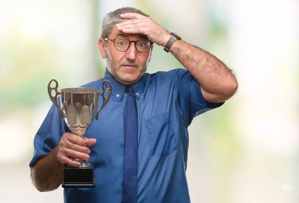 Guapo Hombre Éxito Senior Sosteniendo Trofeo Sobre Fondo Aislado Estresado — Foto de Stock