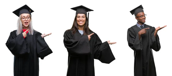分離背景驚くし 手とを提示 指で指している間カメラに笑顔で卒業大学の制服を着て学生の若い人々 のグループのコラージュ — ストック写真