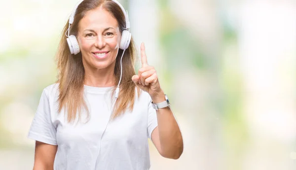 Mujer Hispana Mediana Edad Escuchando Música Usando Auriculares Sobre Fondo —  Fotos de Stock