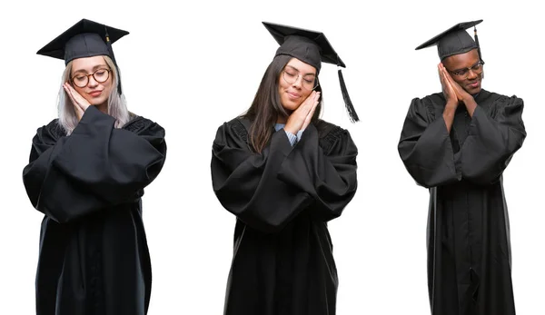 大学を着ている若い学生の人のグループのコラージュは 疲れて夢と笑みを浮かべて目を閉じながら手で一緒にポーズを眠っている孤立した背景に制服を卒業 — ストック写真