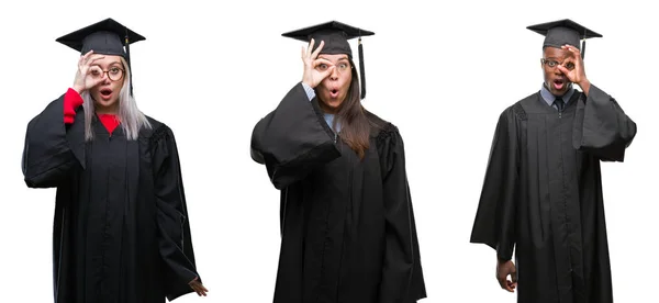 一群穿着大学服装的年轻学生在孤立的背景下毕业制服做了确定的手势 惊讶的脸震惊了 眼睛透过手指看 不相信的表达 — 图库照片