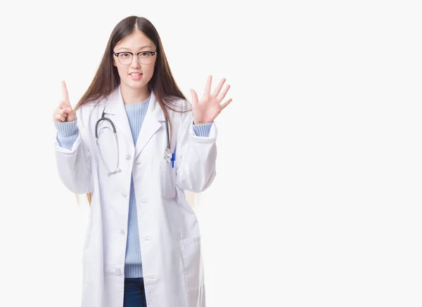 Joven Doctora China Sobre Fondo Aislado Mostrando Señalando Hacia Arriba —  Fotos de Stock