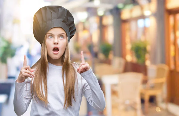 Joven Hermosa Chica Con Uniforme Sombrero Chef Sobre Fondo Aislado —  Fotos de Stock