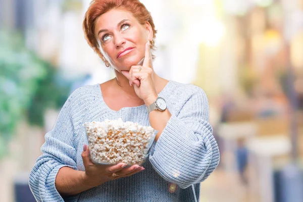 Atrractive Anziana Donna Rossa Caucasica Mangiare Popcorn Sfondo Isolato Faccia — Foto Stock