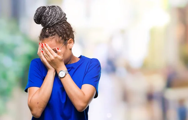 編んだ髪の若いアフリカ系アメリカ人女の子が泣きながら手で顔を覆っている悲しい式分離背景に眼鏡をかけてします うつ病の概念 — ストック写真