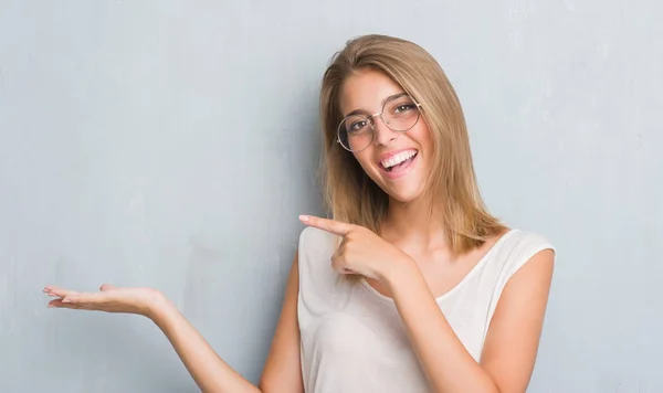 Schöne Junge Frau Steht Über Grunge Grauer Wand Und Trägt — Stockfoto