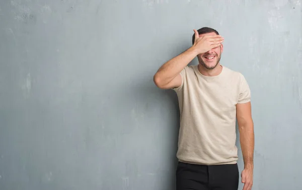 Kaukasische Jongeman Grijs Grunge Muur Glimlachen Lachen Met Hand Gezicht — Stockfoto