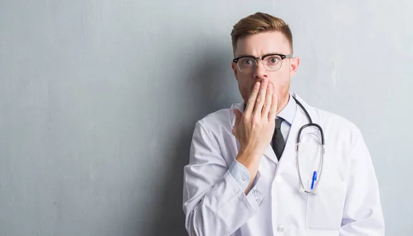 Jovem Médico Ruivo Homem Sobre Cinza Grunge Parede Cobrir Boca — Fotografia de Stock