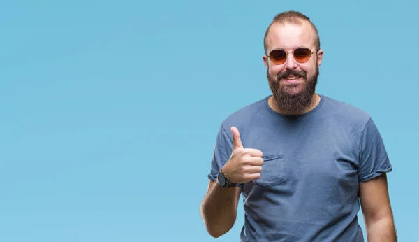 Young Caucasian Hipster Man Wearing Sunglasses Isolated Background Doing Happy — Stock Photo, Image