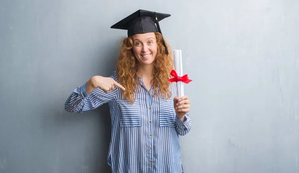 Genç Kızıl Saçlı Kadın Kendisine Diploma Sürpriz Yüz Işaret Parmağı — Stok fotoğraf