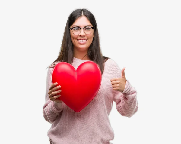 Jovem Hispânica Segurando Coração Amor Feliz Com Grande Sorriso Fazendo — Fotografia de Stock