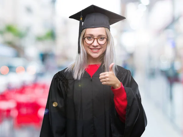 Mladá Blond Žena Nosí Postgraduální Uniforma Izolované Pozadí Dělá Šťastné — Stock fotografie
