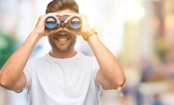 Junger Gutaussehender Mann Der Durch Ferngläser Über Isolierten Hintergrund Blickt — Stockfoto