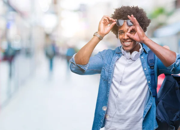 Afro Amerikansk Man Bär Hörlurar Och Ryggsäck Över Isolerade Bakgrund — Stockfoto