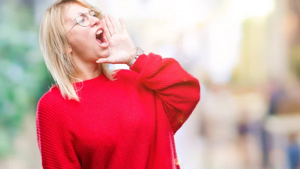 Giovane Bella Donna Bionda Indossa Maglione Occhiali Sfondo Isolato Urlando — Foto Stock