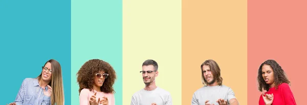 Collage Grupp Ungdomar Över Färgglada Vintage Isolerade Bakgrund Äcklade Uttryck — Stockfoto