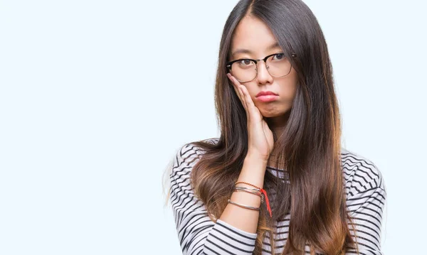 Joven Mujer Asiática Usando Gafas Sobre Aislado Fondo Pensamiento Buscando — Foto de Stock