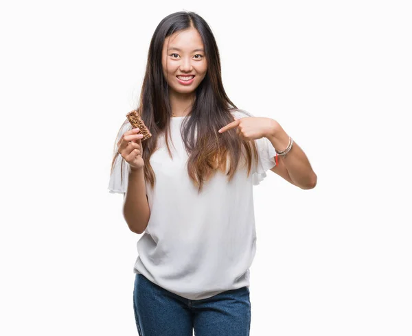 Junge Asiatische Frau Essen Schokolade Energetische Riegel Über Isolierten Hintergrund — Stockfoto