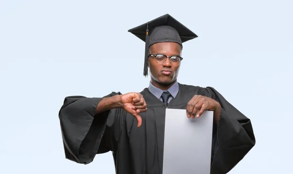 Joven Afroamericano Graduado Sosteniendo Grado Papel Blanco Sobre Fondo Aislado — Foto de Stock