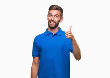 Yakışıklı delikanlı hareketi el ile mutlu yaşasın yapıyor izole arka plan üzerinde. Kameraya bakarak başarı gösteren ile ifade onaylama.