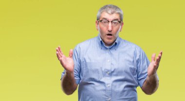 Üzerinde gözlük takan yakışıklı komuta sizde arka plan deli izole ve deli bağırarak ve agresif ifade ve silah kaldırdı bağırıyor. Hayal kırıklığı kavramı.