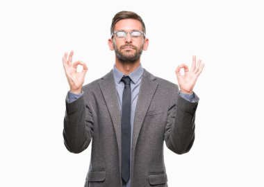 Genç yakışıklı iş adamı izole arka plan üzerinde dinlenmek ve gülümseyen gözlerle kapalı parmak jestle meditasyon yapıyor. Yoga kavramı.
