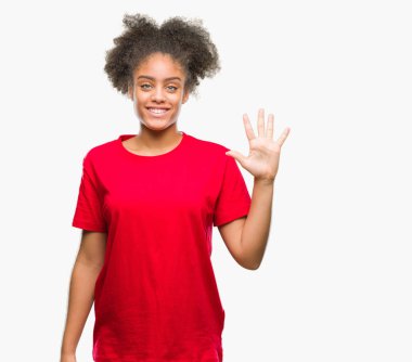 Genç afro Amerikan kadın gösterilen ve parmakları ile işaret izole arka plan yüzünden kendinden emin ve mutlu gülümseyerek süre beş numara.